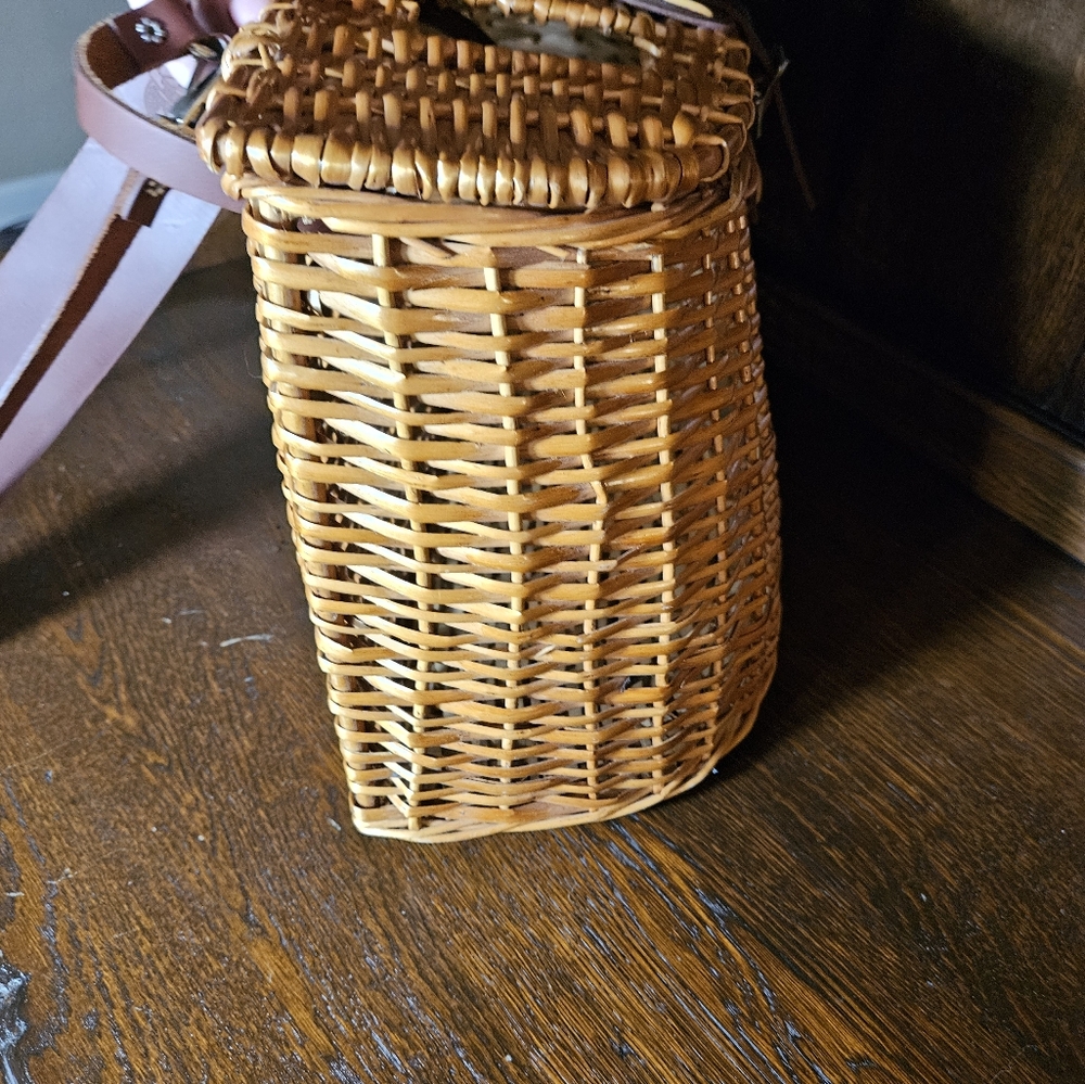 Cabelas Classic Split Creel Leather Closure and Adjustable Leather Shouler Strap - Picture 7 of 15